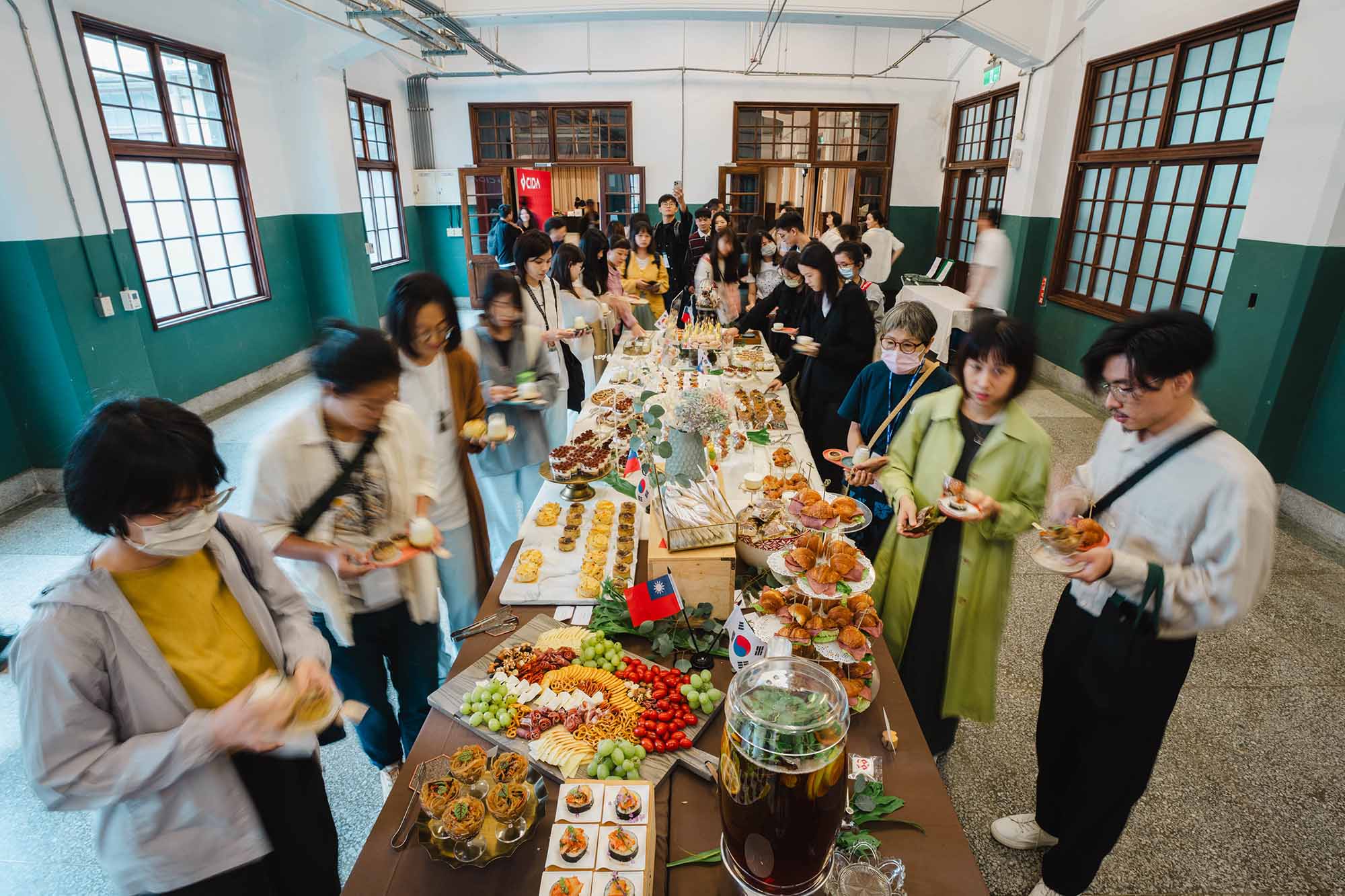 符合用餐主題的空間設計，依照季節或檔期調整空間的陳設、氣味、裝飾品，讓用餐者從立體空間中感受「吃」以外的氛圍。